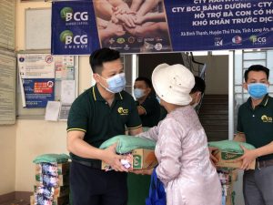 Bamboo Capital Group giving away nearly 3,000 gifts to support the impoverished in the Covid-19 pandemic