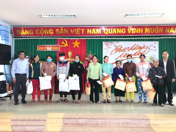 400 Tet presents given away to impoverished community in Binh Dinh