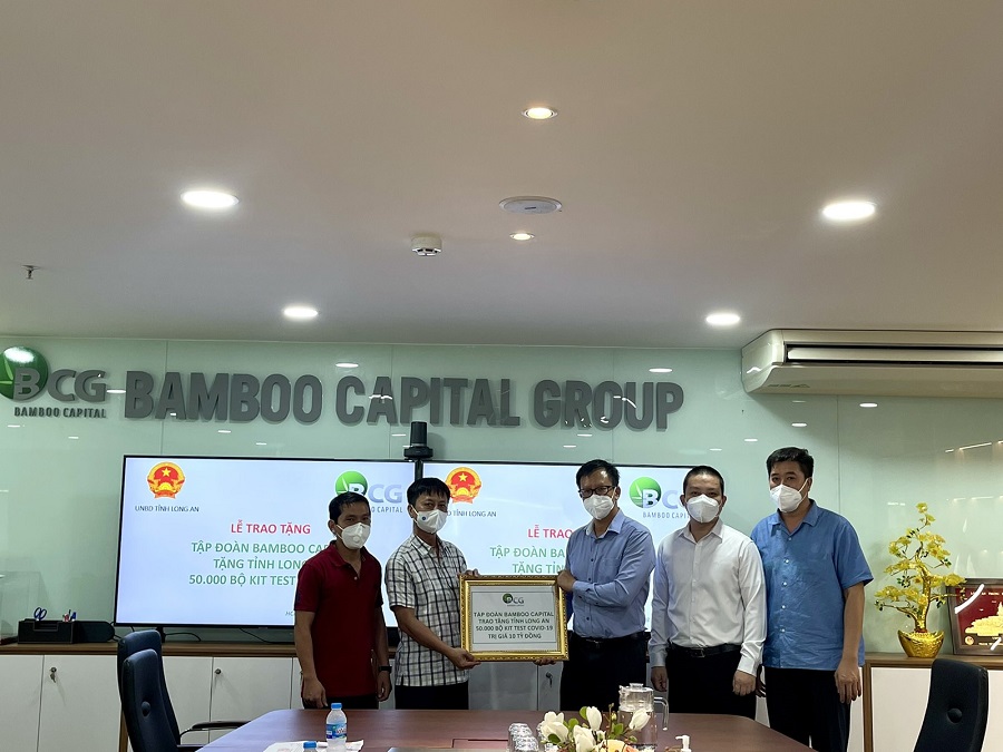 Tập đoàn Bamboo Capital tặng tỉnh Long An 50.000 bộ kit test Covid-19
