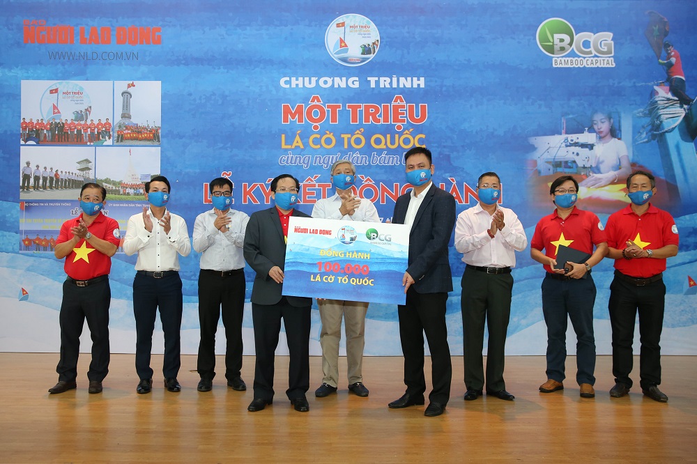 Tập đoàn Bamboo Capital tặng 100.000 lá cờ, tiếp sức ngư dân bám biển