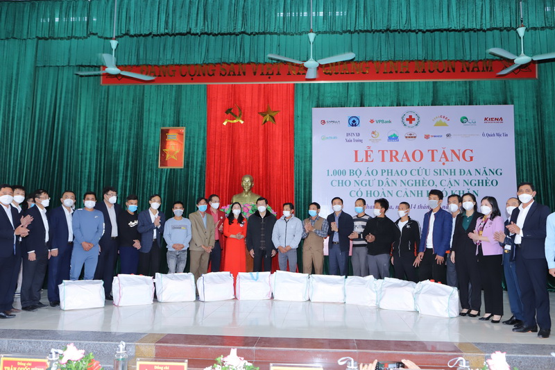 Tập đoàn Bamboo Capital đồng hành cùng chương trình trao tặng bộ áo phao cứu sinh đa năng