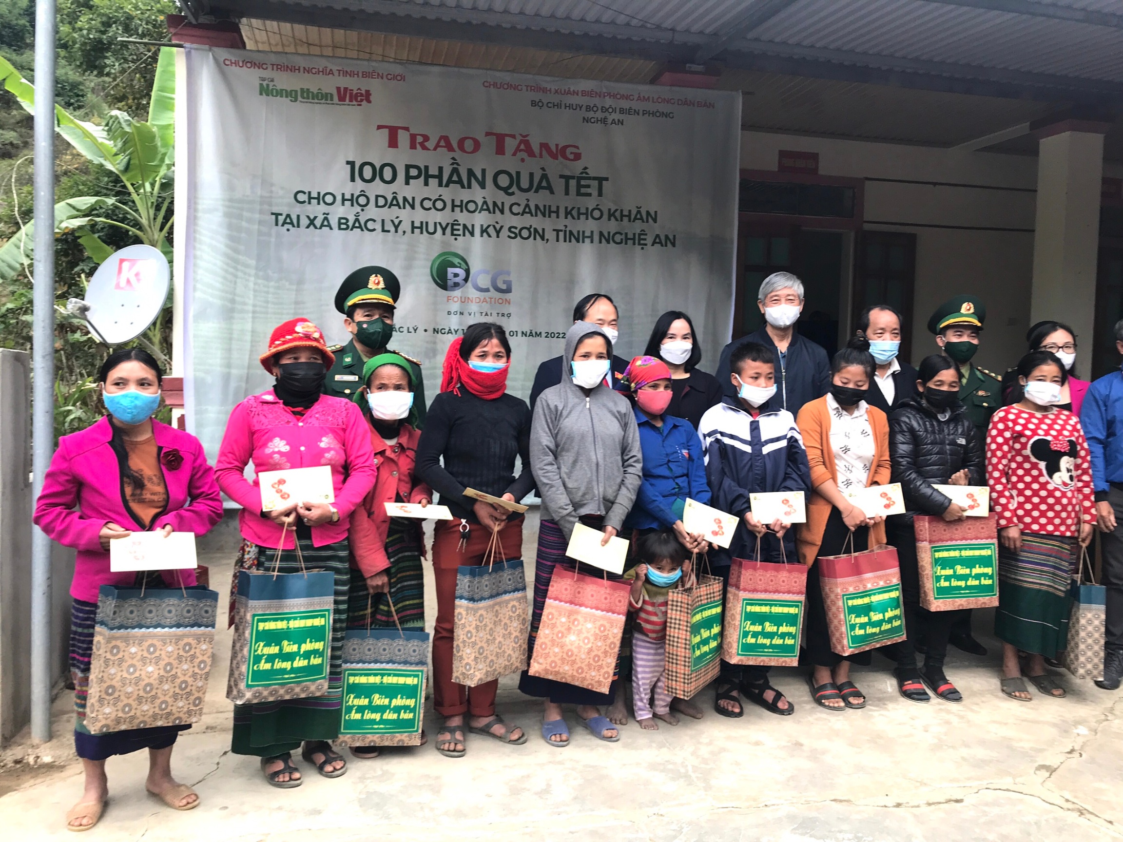 Love reaches borders (Nghĩa Tình Biên Giới): giving 300 Tet gifts to people in the highlands