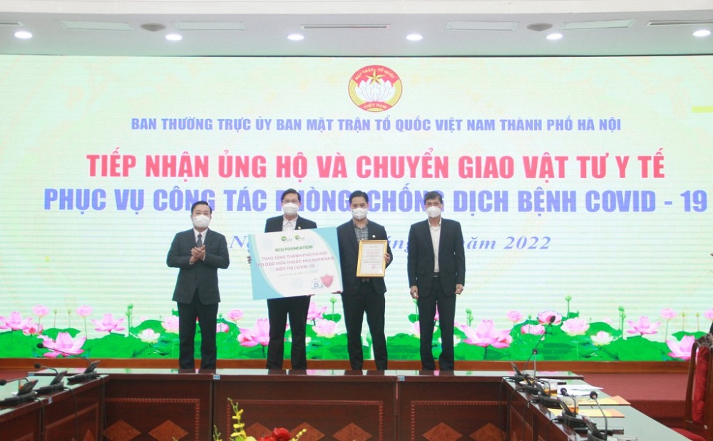 Hanoi receives medical supplies worth more than VND 80 billion from two big corporations