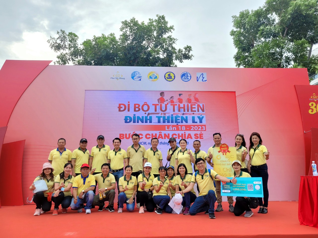 Vinataxi accompanies charity walk in HCMC